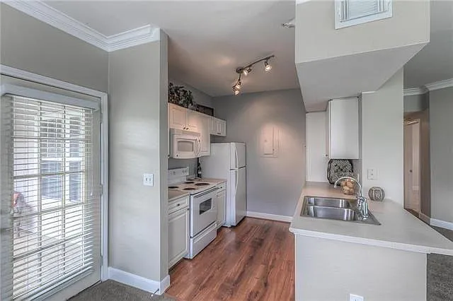 11610 Tomahawk Creek Pkwy — Photo 2