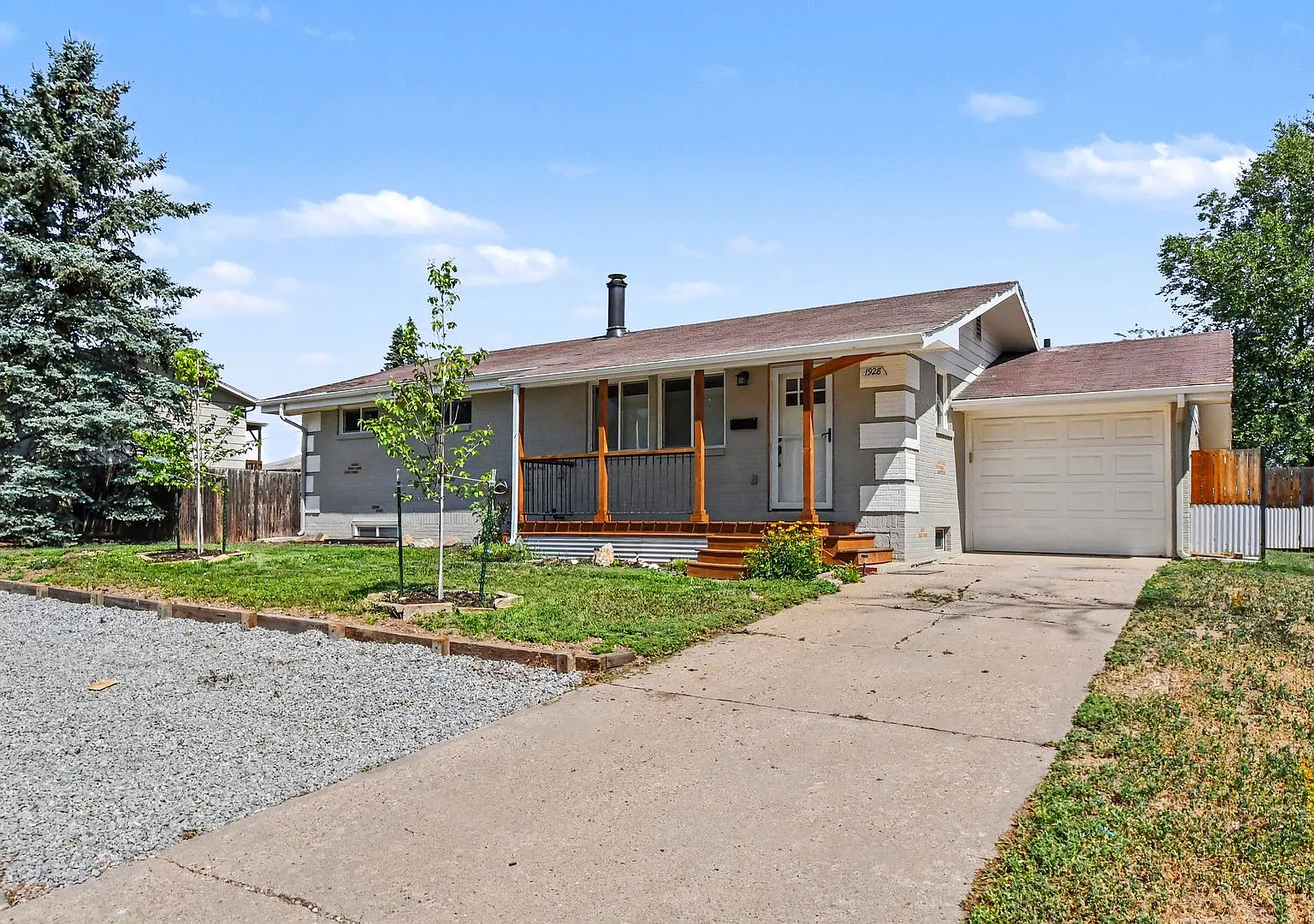 Updated 5 Bed House w/ Central AC & Fenced Backyard — Photo 2
