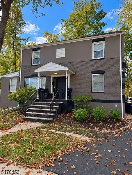 10 Armstrong St