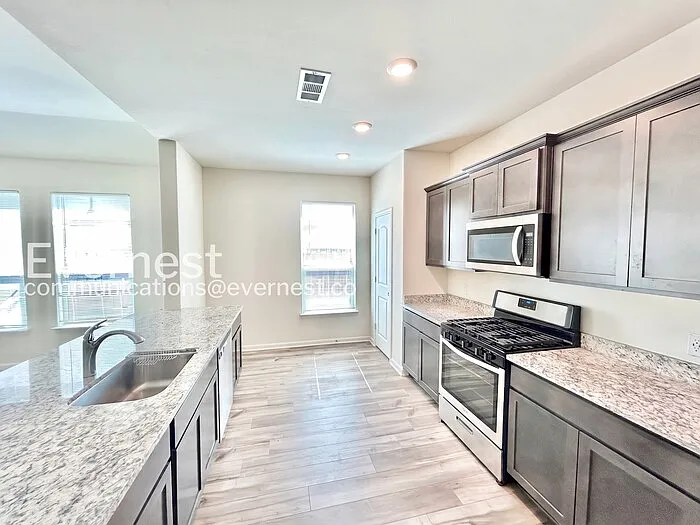 416 Micah Ln — Photo 2