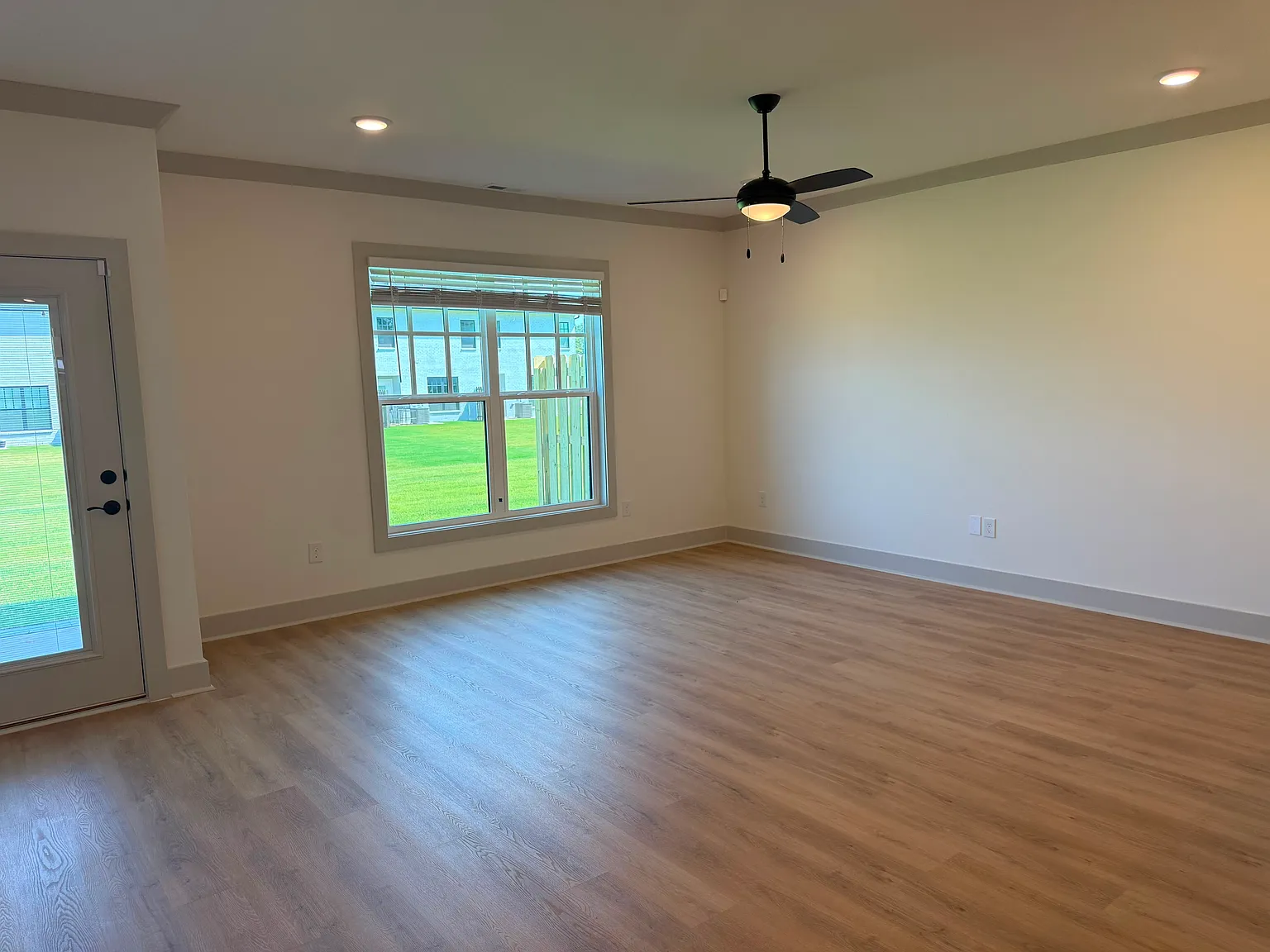 3 bed, 2.5 bath, 1613 sqft, $1,945 — Photo 3