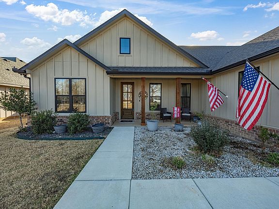 2nd image of 825 Holbrook Rd