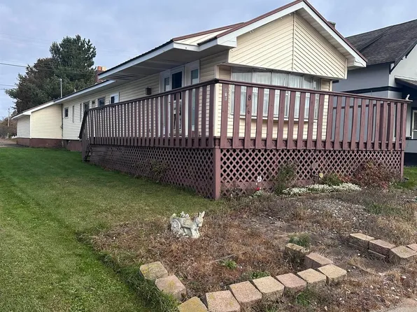 816 W Adams St, Iron River, MI 49935
