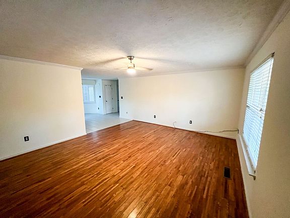 3rd image of 1769 Lakemont Dr S
