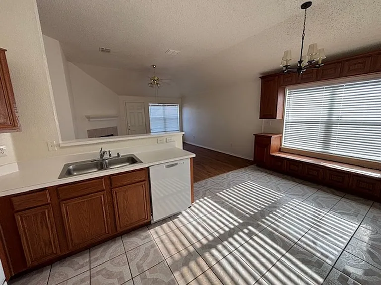 1008 Rock Springs Dr — Photo 8