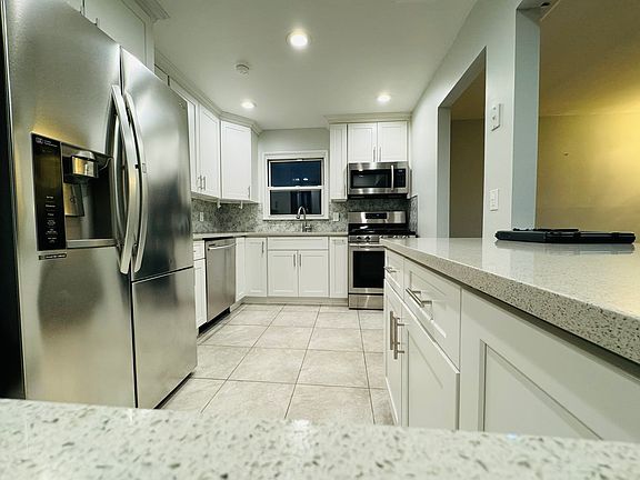 5th image of 662 Nassau Blvd #1