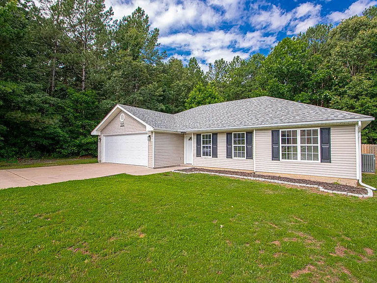 315 Autumn Dr — Photo 3