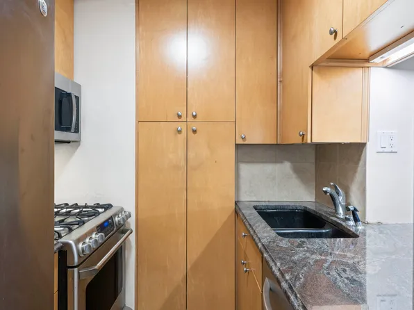 345 West 58th Street image 11 of 18