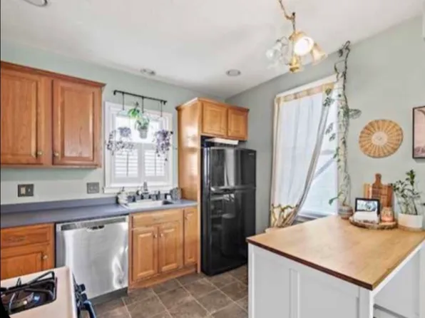 83 Oak St, Middleboro, MA 02346