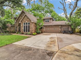 212 Live Oak Ln, Lake Jackson, TX 77566