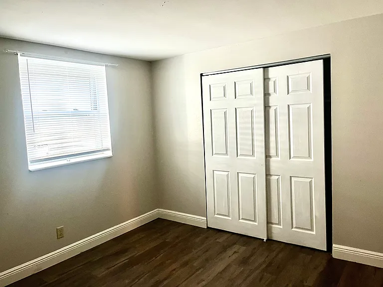 204 Crosswinds Dr — Photo 2