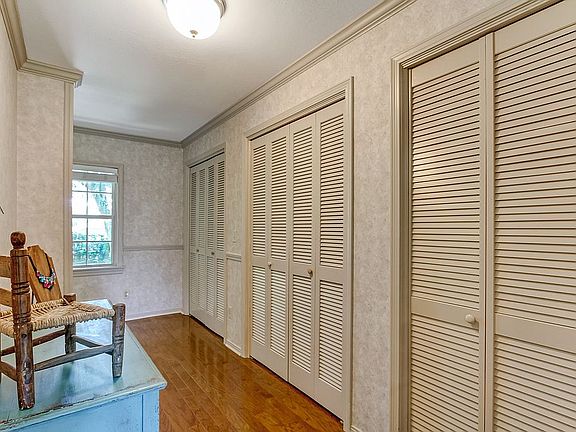 4th image of 2720 Forest Cir