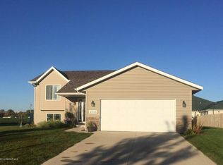 2048 Harbour Oak Dr SE, Owatonna, MN 55060