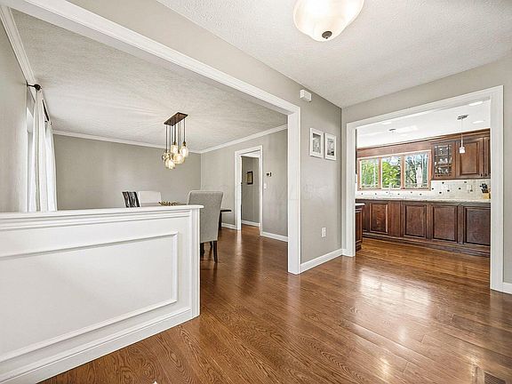 2nd image of 5657 Whitecraigs Ct