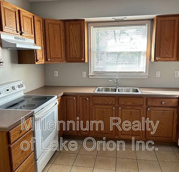 3185 Buckingham Ave — Photo 2