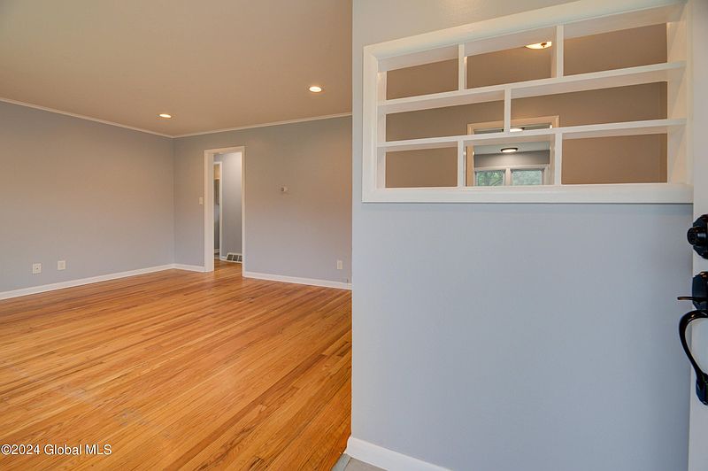 4th image of 25 Lee Avenue