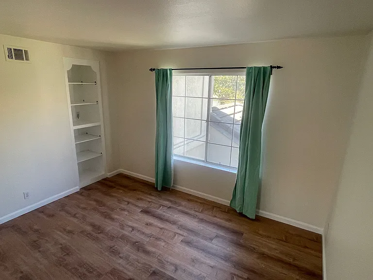 545 Glasgow Cir — Photo 24