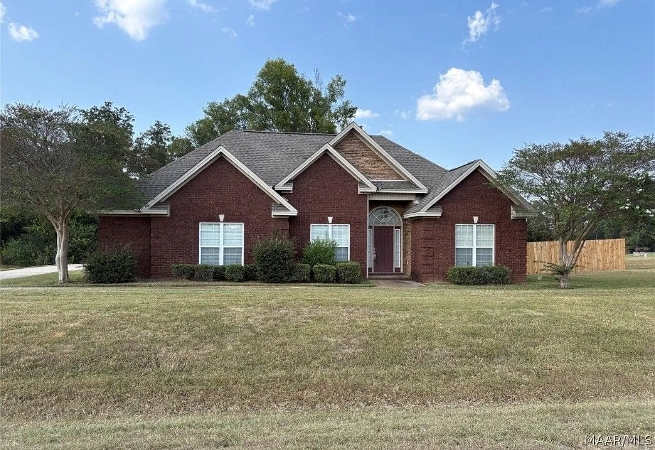 3 bed, 2.0 bath, 18 sqft, $1,950 — Photo 1