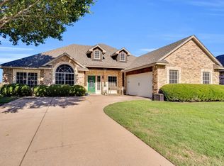 114 Winters Edge Dr, Red Oak, TX 75154