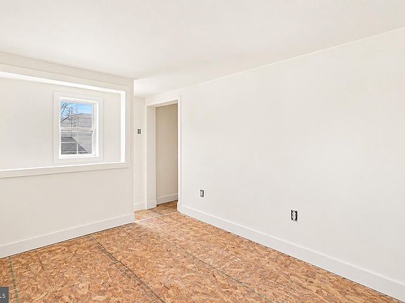 2nd image of 122 N High St