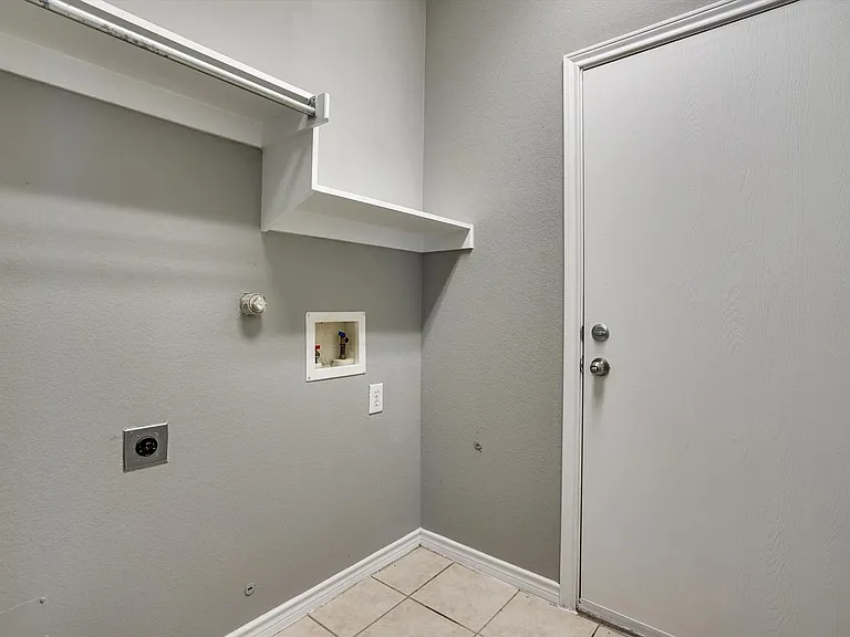 7657 Ravenhill Dr — Photo 16
