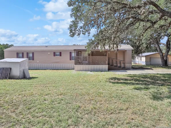 445 Cowboy Ln, Lakehills, TX 78063