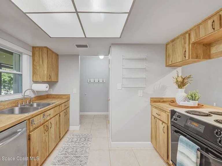 2224 Westminster Dr — Photo 6