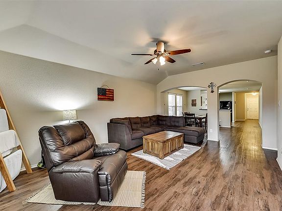 5th image of 404 Hawthorn Dr