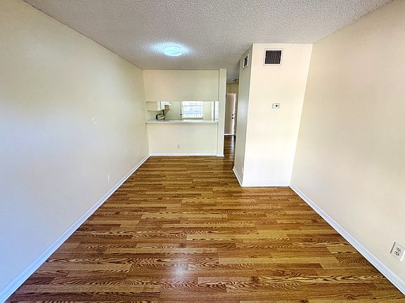 5th image of 4060 Lakeside Dr