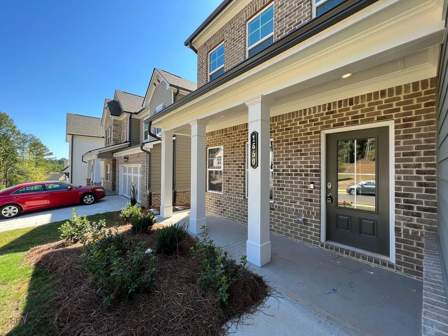 5 bed, 2800 sqft, $2,850 — Photo 2