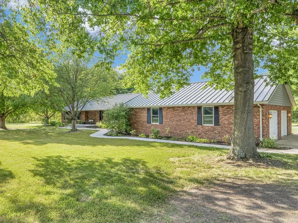 5 Wood Dr, Monticello, IL 61856