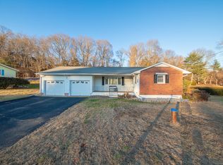19 Meadow Ln, Uncasville, CT 06382