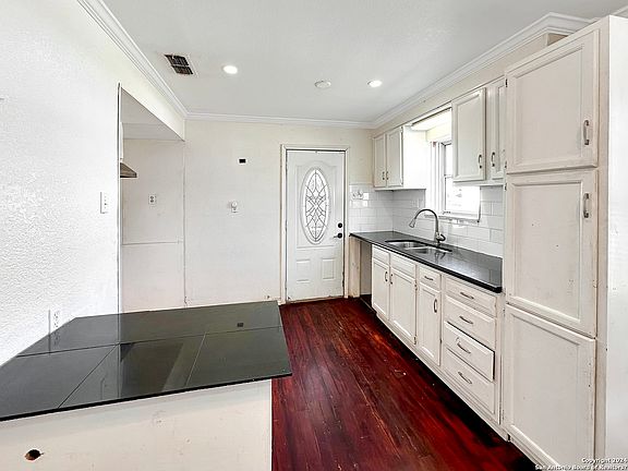 3rd image of 228 ROSS AVE
