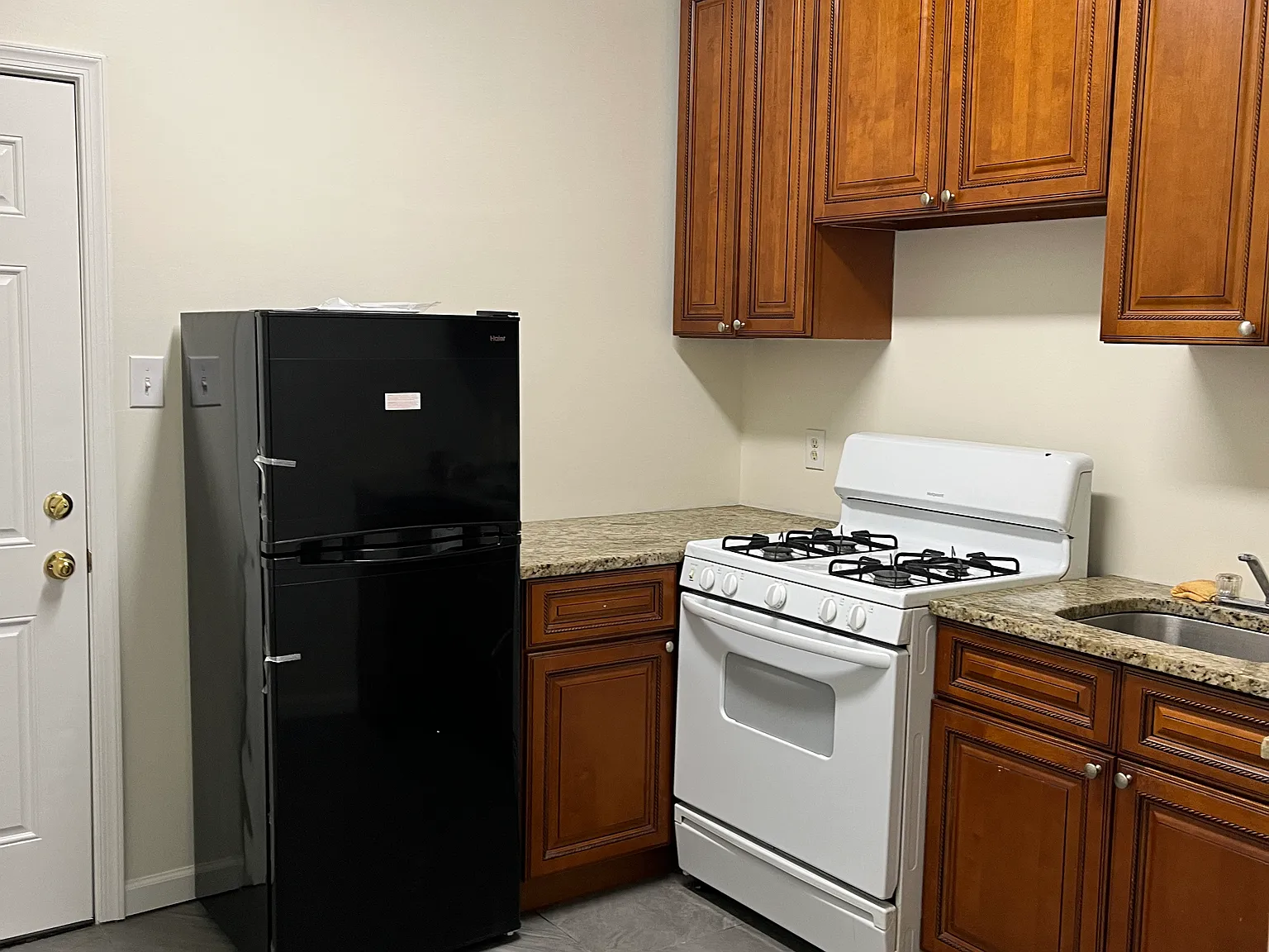 3 bed, 1200 sqft, $2,400 — Photo 4