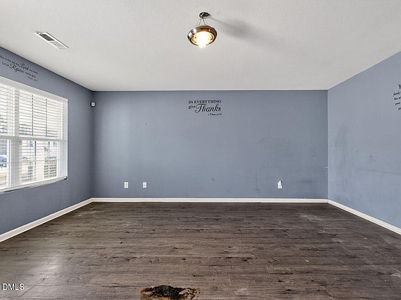 5th image of 813 Pitch Pine Dr