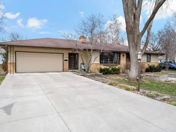 1254 Prairie St, Chaska, MN 55318