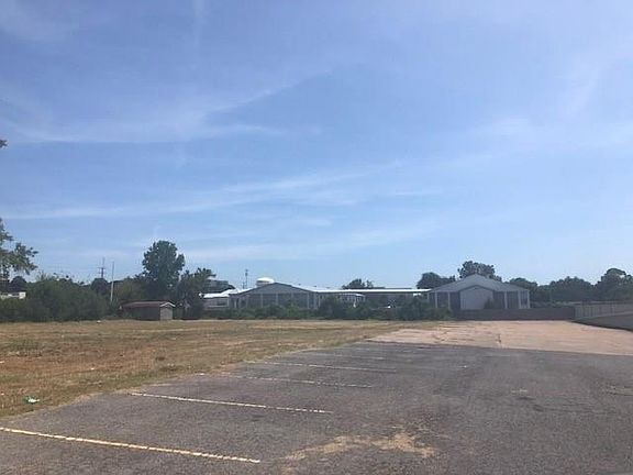 4th image of 700 Macarthur Dr