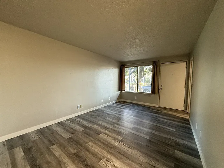 851 W 5th Ave #2 — Photo 8