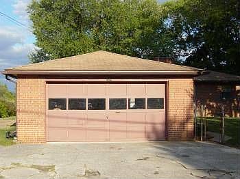 2nd image of 1021 Saint Clair St