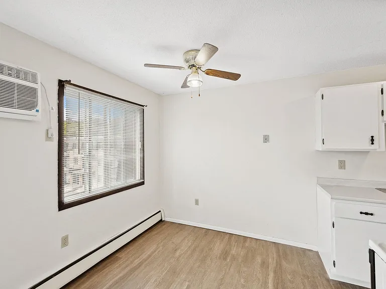 Van Dyke Apartments — Photo 27