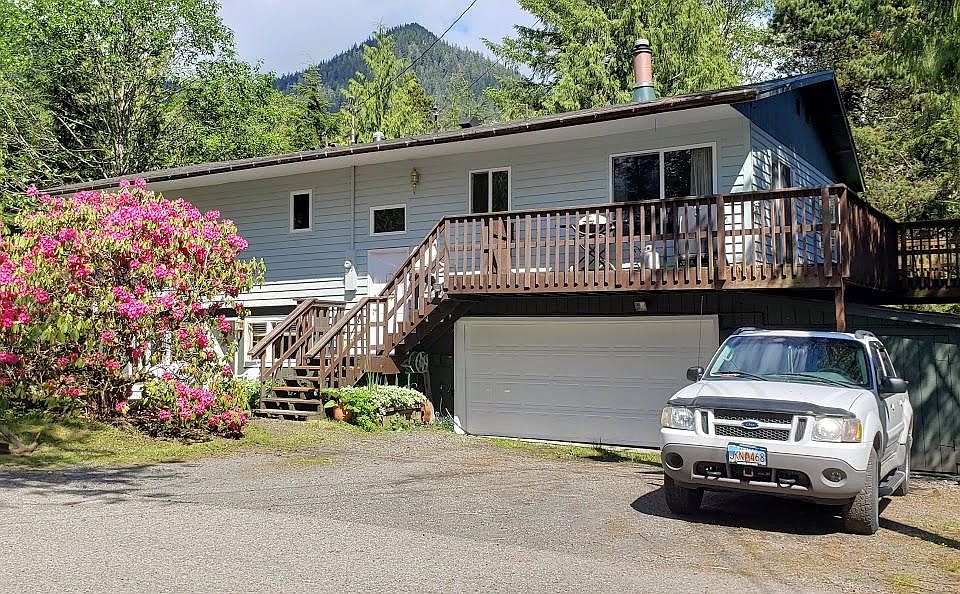 Freshly painted 3 bedroom 2 bath home on dead end street, very quiet. Landlords live below in 1 bedroom apartment half of the year.