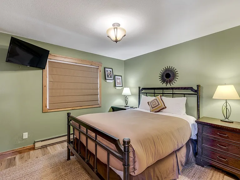 2nd bedroom queen bed.
