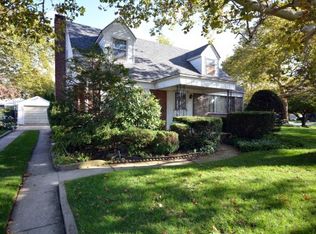 81 Leslie Ln, New Hyde Park, NY 11040