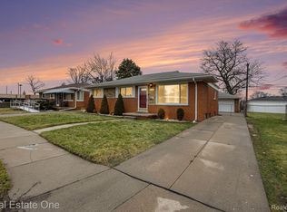24924 Rosalind Ave, Eastpointe, MI 48021
