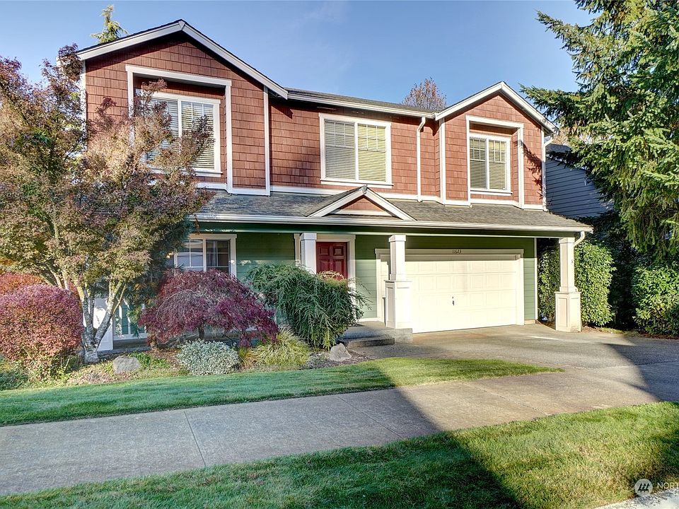 Gorgeous & Spacious!  Immaculate Move-in Ready Home in Great Location... Front garden area includes a cool stone / boulder fountain... Irrigation system, front and back.  >
