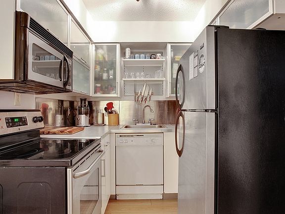 5th image of 3821 Laurel St APT 1
