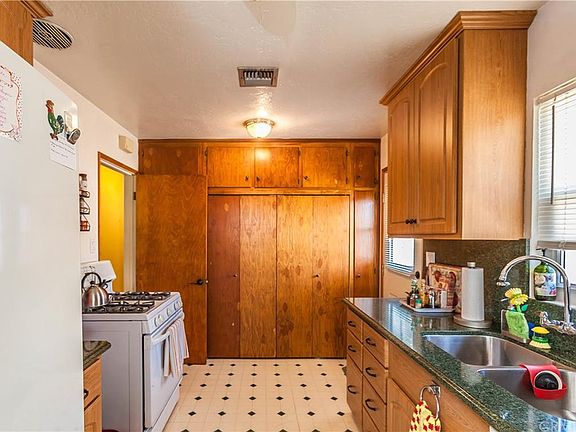 5th image of 863 W Carroll Ave