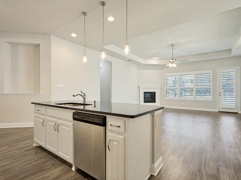 603 Warner Dr — Photo 2