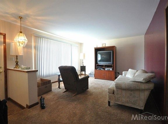 3rd image of 13227 Stamford Ave