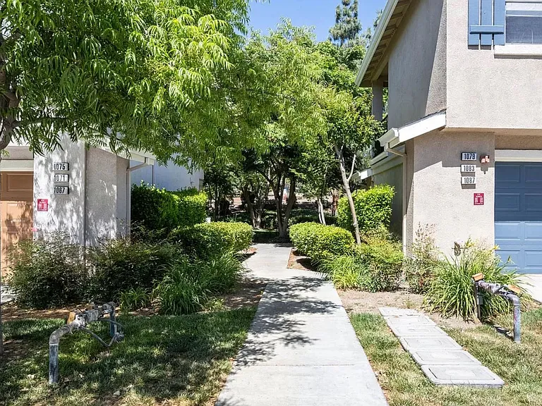 1079 Esparanza Way — Photo 2